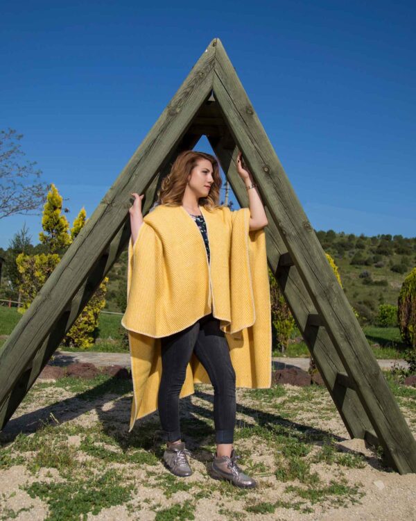 Ponchos aus echt Wolle - Gemustert